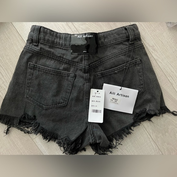 Brand New + Tag - Aili Artisan High Rise Shorts - Picture 2 of 2